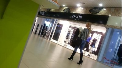 सुपरमार्केट मध्ये थंड चिक.