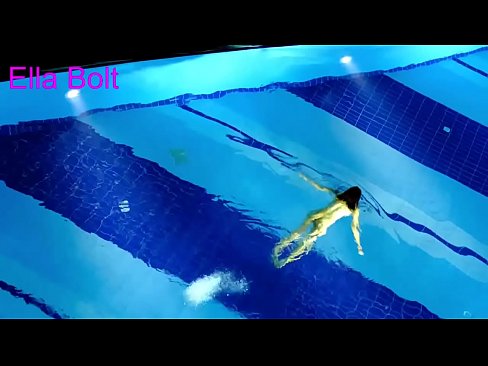 ❤️ मी पाहणे थांबवू शकत नाही, तरुण गोरा ELLA BOLT रिसॉर्ट पूलमध्ये नग्न पोहताना पकडला गेला ❤️❌  लिंग  ❌️